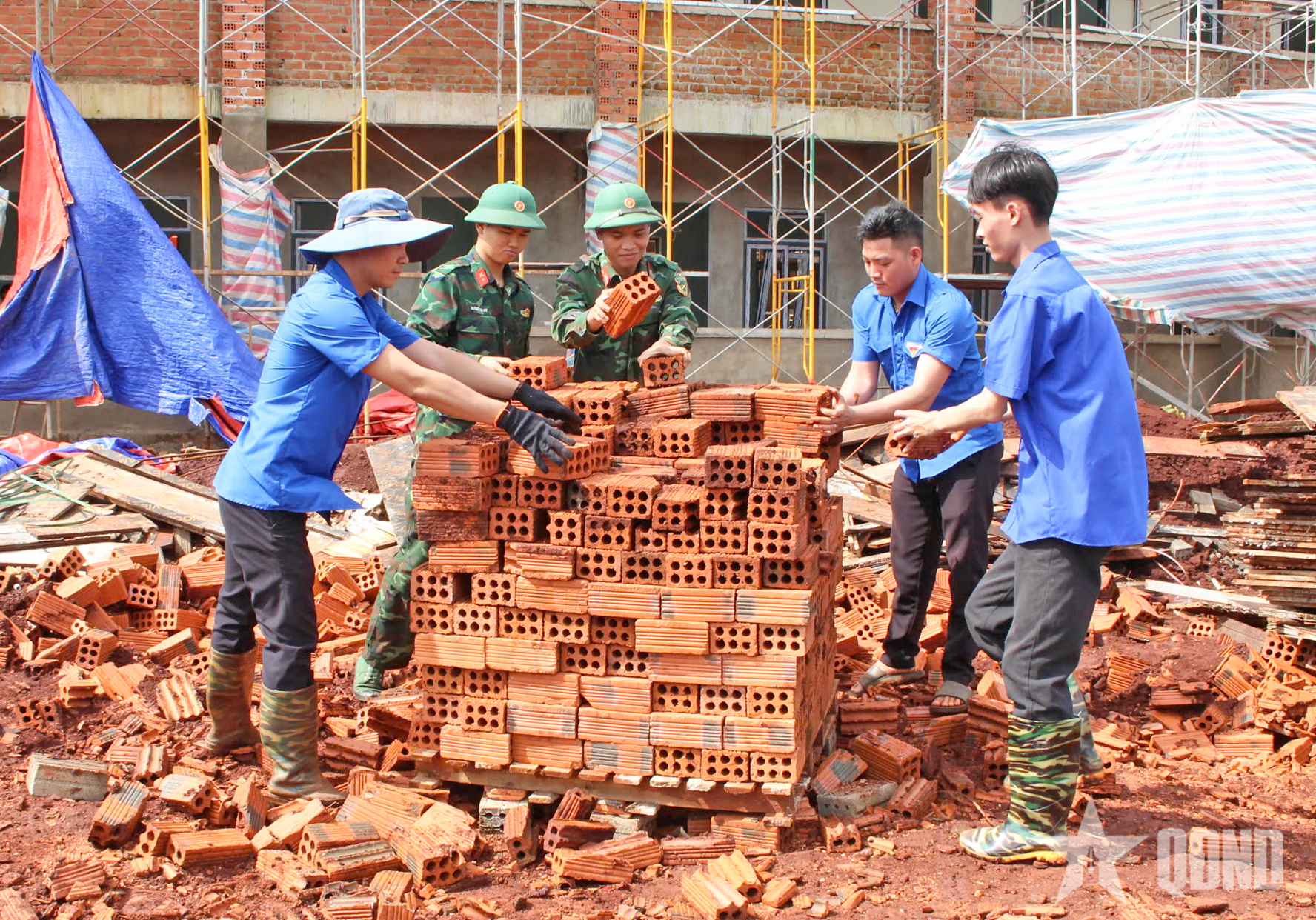 Đoàn Kinh tế - Quốc phòng 74 (Binh đoàn 15) hỗ trợ Trường nội trú liên cấp xã biên giới Ia Chia về đích